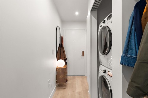 306-1301 Hillside Ave, Victoria, BC - Indoor Photo Showing Laundry Room