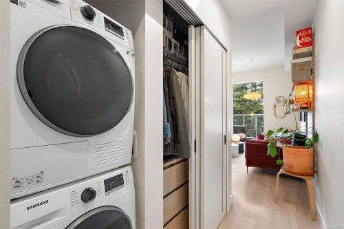 306-1301 Hillside Ave, Victoria, BC - Indoor Photo Showing Laundry Room