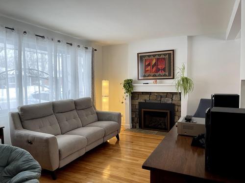 Salon - 182 Av. Duke-Of-Kent, Pointe-Claire, QC - Indoor Photo Showing Living Room With Fireplace