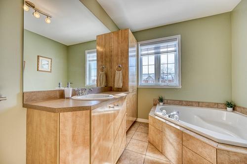 Salle de bains - 1428 Rue Jean-Paul-Riopelle, Blainville, QC - Indoor Photo Showing Bathroom