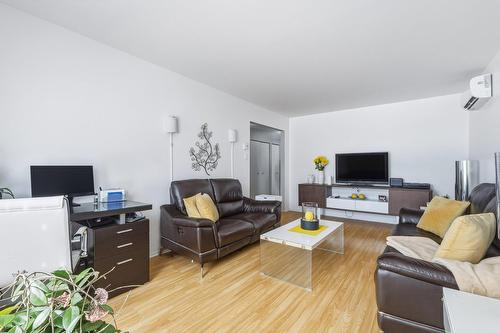 Salon - 1 Rue Lafrance E., Saint-Basile-Le-Grand, QC - Indoor