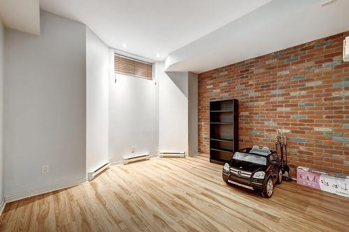 Salle de jeux - 2686 Av. Ernest-Hemingway, Montréal (Saint-Laurent), QC 