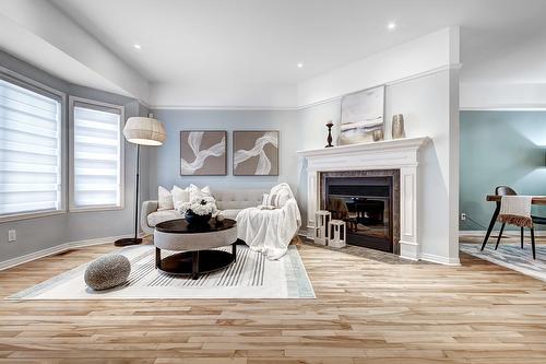 Salon - 2686 Av. Ernest-Hemingway, Montréal (Saint-Laurent), QC 