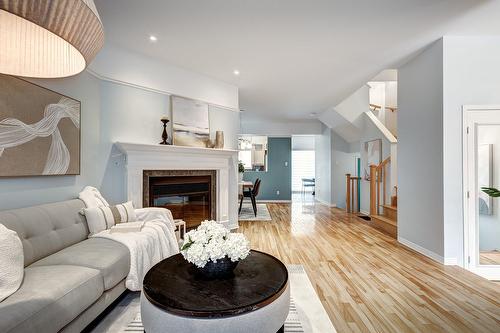 Salon - 2686 Av. Ernest-Hemingway, Montréal (Saint-Laurent), QC 