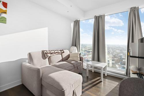 Salon - 2310-1288 Rue St-Antoine O., Montréal (Ville-Marie), QC - Indoor