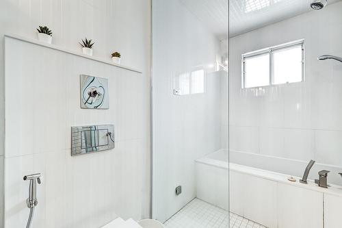 Bathroom - 90 Rue Audubon, Dollard-Des-Ormeaux, QC - Indoor Photo Showing Bathroom