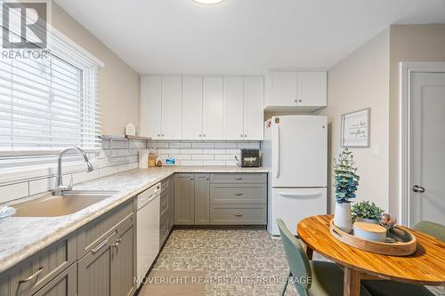 618 Lincoln Street, Welland (Lincoln/Crowland), ON - Indoor Photo Showing Kitchen