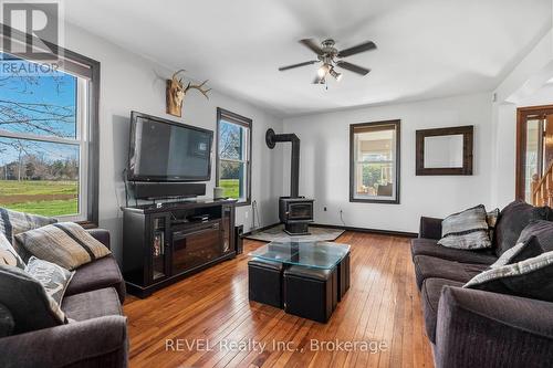 11618 Burnaby Road, Wainfleet (Lakeshore), ON - Indoor Photo Showing Living Room