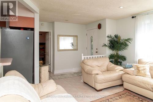 86 Church Street S, Richmond Hill, ON - Indoor Photo Showing Living Room