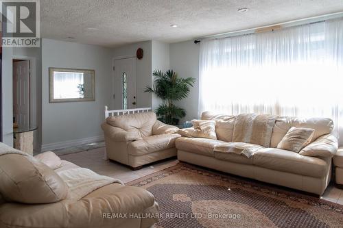 86 Church Street S, Richmond Hill, ON - Indoor Photo Showing Living Room