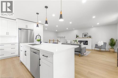 9 Ventnor Court, Brantford, ON - Indoor Photo Showing Kitchen With Upgraded Kitchen