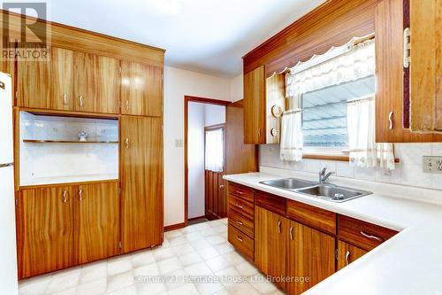 584452 Beachville Road, South-West Oxford (Beachville), ON - Indoor Photo Showing Kitchen With Double Sink