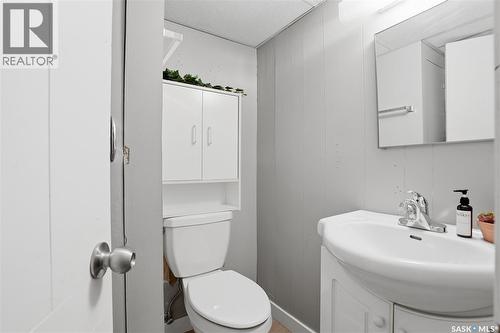 806 7Th Street E, Saskatoon, SK - Indoor Photo Showing Bathroom