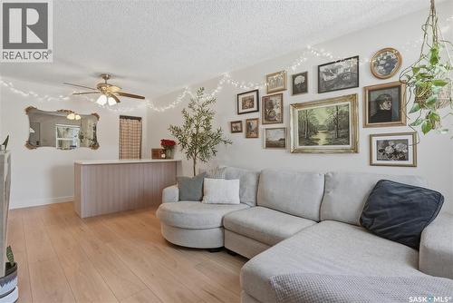 806 7Th Street E, Saskatoon, SK - Indoor Photo Showing Living Room