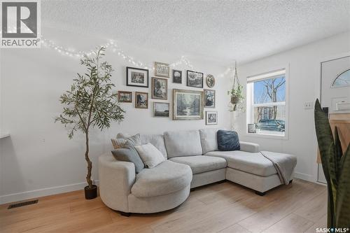 806 7Th Street E, Saskatoon, SK - Indoor Photo Showing Living Room