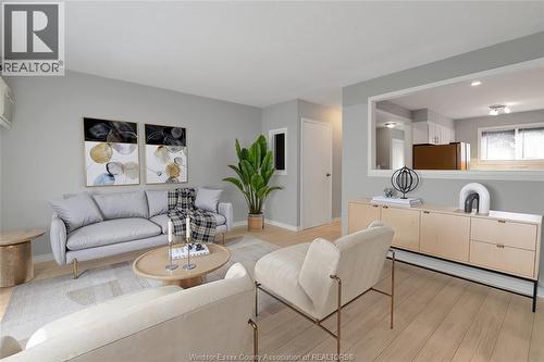 6278 Thornberry Crescent Unit# 501, Windsor, ON - Indoor Photo Showing Living Room