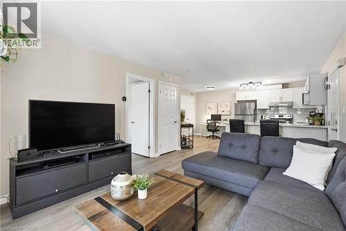 2040 Cleaver Avenue Unit# 315, Burlington, ON - Indoor Photo Showing Living Room