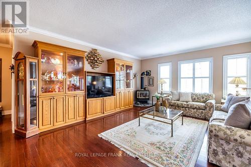 202 Southcrest Drive, Kawartha Lakes (Mariposa), ON - Indoor Photo Showing Living Room