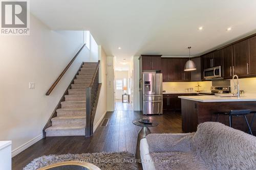 1090 Oakcrossing Road, London North (North M), ON - Indoor Photo Showing Kitchen With Upgraded Kitchen