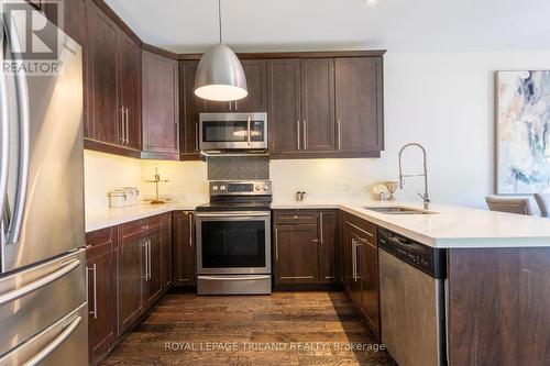1090 Oakcrossing Road, London North (North M), ON - Indoor Photo Showing Kitchen With Upgraded Kitchen