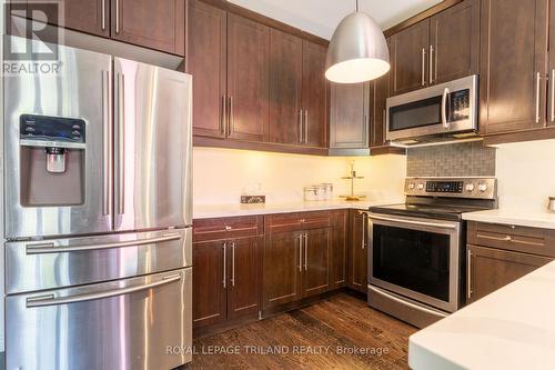1090 Oakcrossing Road, London North (North M), ON - Indoor Photo Showing Kitchen With Upgraded Kitchen