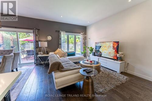 1090 Oakcrossing Road, London North (North M), ON - Indoor Photo Showing Living Room