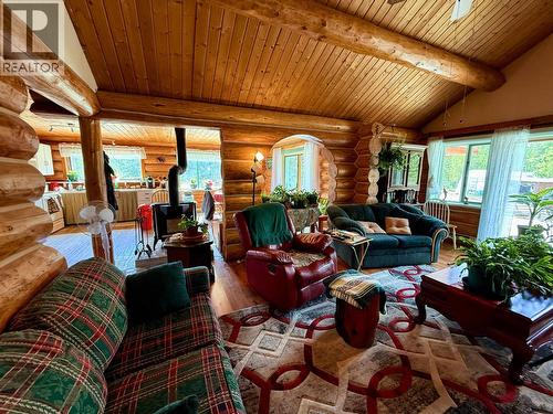 2875 Spout Lake Road, Lac La Hache, BC - Indoor Photo Showing Living Room