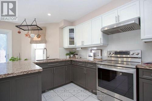 7 Winterberry Drive, Whitby (Rolling Acres), ON - Indoor Photo Showing Kitchen With Upgraded Kitchen