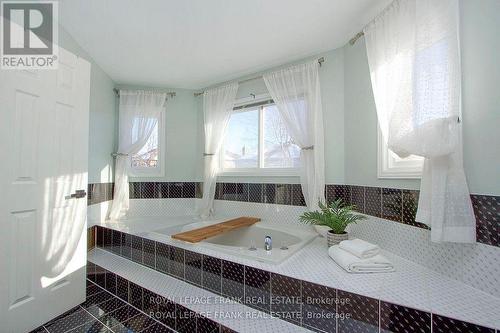 7 Winterberry Drive, Whitby (Rolling Acres), ON - Indoor Photo Showing Bathroom