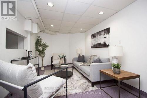 7 Winterberry Drive, Whitby (Rolling Acres), ON - Indoor Photo Showing Living Room