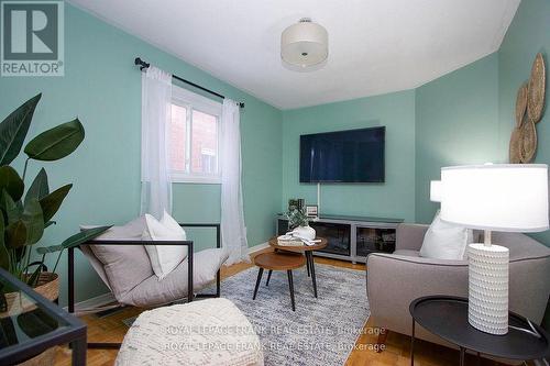 7 Winterberry Drive, Whitby (Rolling Acres), ON - Indoor Photo Showing Living Room