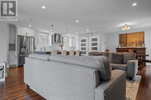 693 Laidlaw Crescent, Kingston (South Of Taylor-Kidd Blvd), ON - Indoor Photo Showing Living Room