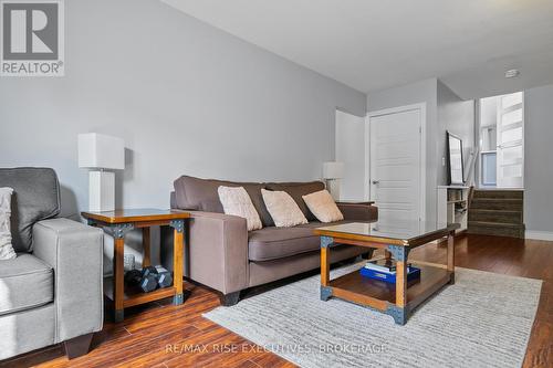 693 Laidlaw Crescent, Kingston (South Of Taylor-Kidd Blvd), ON - Indoor Photo Showing Living Room