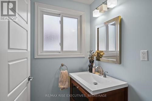 693 Laidlaw Crescent, Kingston (South Of Taylor-Kidd Blvd), ON - Indoor Photo Showing Bathroom