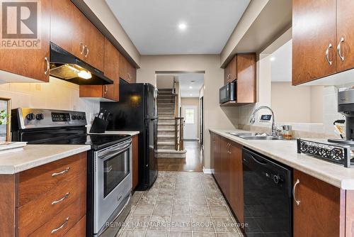 404 Wisteria Crescent, Ottawa, ON - Indoor Photo Showing Kitchen With Double Sink