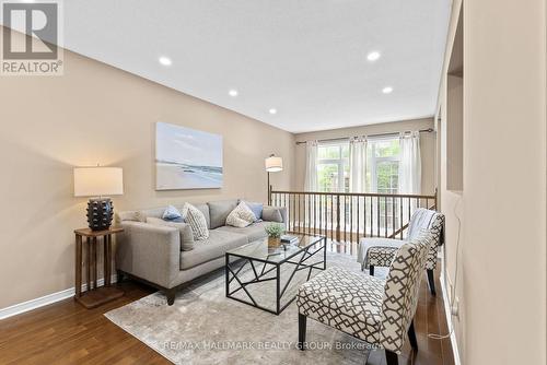 404 Wisteria Crescent, Ottawa, ON - Indoor Photo Showing Living Room