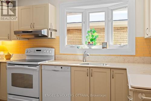 702 Dovercourt Avenue, Ottawa, ON - Indoor Photo Showing Kitchen