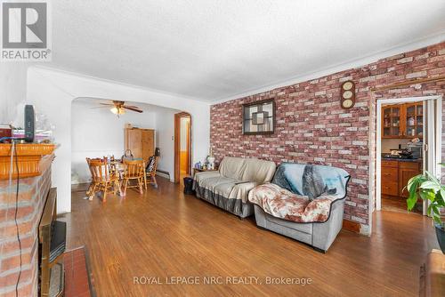 32 Ambrose Street, St. Catharines (Ridley), ON - Indoor Photo Showing Living Room