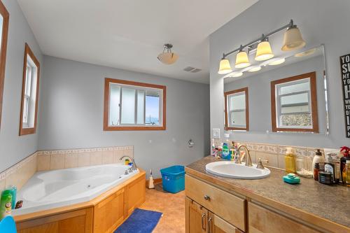 2012 Connel Road, Erickson, BC - Indoor Photo Showing Bathroom