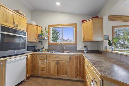 2012 Connel Road, Erickson, BC - Indoor Photo Showing Kitchen With Double Sink