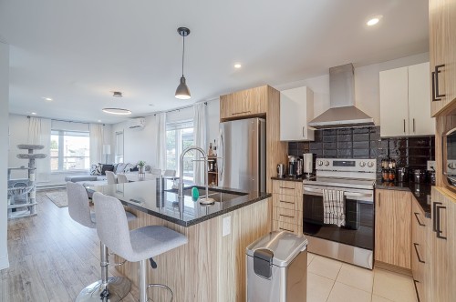 Overall view - 556 Rue Brossard, La Prairie, QC - Indoor Photo Showing Kitchen With Upgraded Kitchen