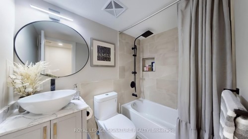 226-25 Turntable Crescent, Toronto, ON - Indoor Photo Showing Bathroom