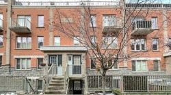 226-25 Turntable Crescent  Toronto, ON M6H 4K8