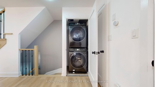 226-25 Turntable Crescent, Toronto, ON - Indoor Photo Showing Laundry Room