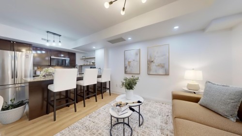 226-25 Turntable Crescent, Toronto, ON - Indoor Photo Showing Living Room