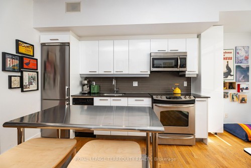 201-630 Queen Street E, Toronto, ON - Indoor Photo Showing Kitchen
