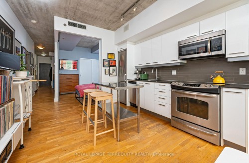 201-630 Queen Street E, Toronto, ON - Indoor Photo Showing Kitchen