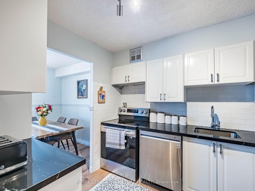 308-20 William Roe Boulevard, Newmarket, ON - Indoor Photo Showing Kitchen With Stainless Steel Kitchen