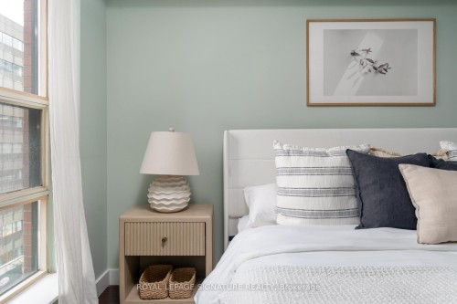 903-725 King Street W, Toronto, ON - Indoor Photo Showing Bedroom