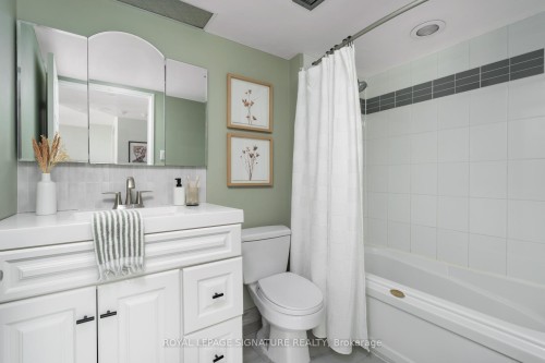 903-725 King Street W, Toronto, ON - Indoor Photo Showing Bathroom